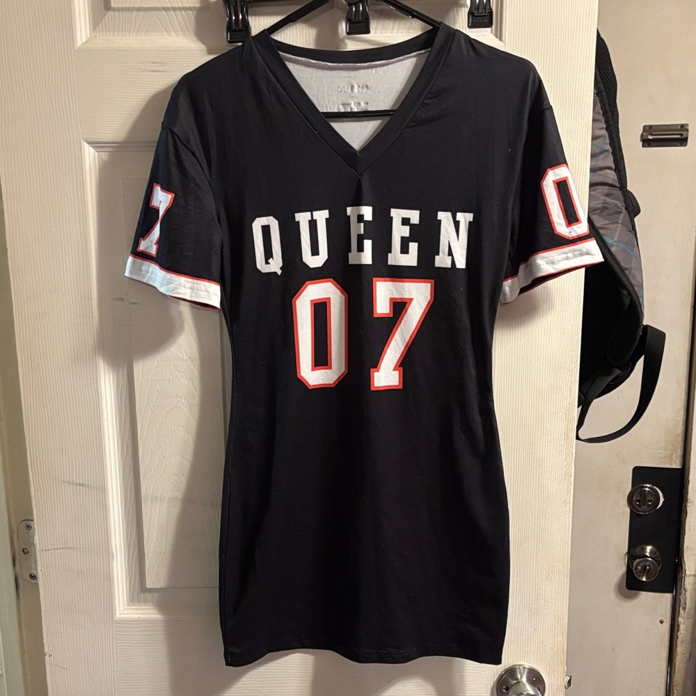 SHEIN Black Graphic 'QUEEN 07' Tee Dress with Red Trim